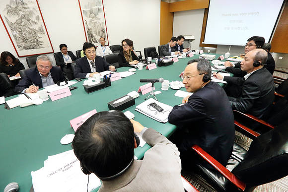 31일 중국 베이징 차이나모바일 본사에서 황창규 KT 회장, 샹빙 차이나모바일 회장을 비롯한 양사 최고위급 임원진이 참석하는 워크숍이 열렸다. (사진제공=KT)