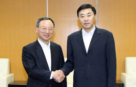 황창규 KT 회장(왼쪽)과 샹빙 차이나모바일 회장이 기념촬영을 하고 있다. (사진제공=KT)