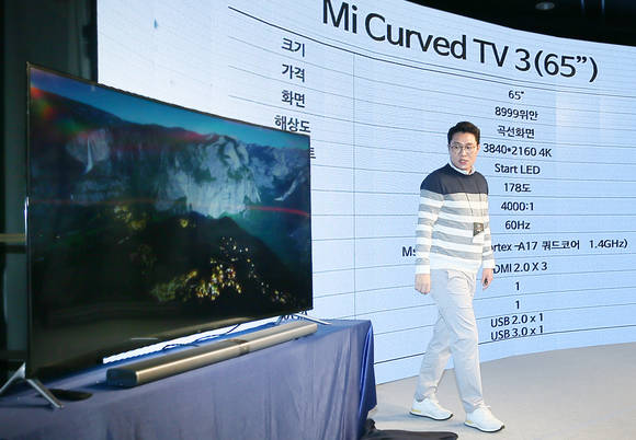 코마트레이드의 이준석 대표가 31일 서울 여의도 서울마리나에서 열린 샤오미 국내총판 기념 간담회 및 신제품 발표회에서 샤오미 UHD TV ‘미커브드TV3’를 소개하고 있다. (사진=연합뉴스)