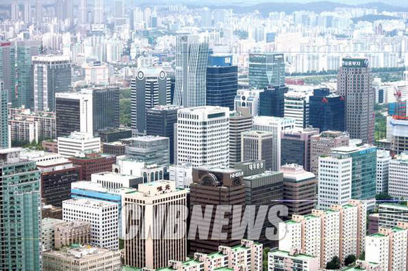 미래에셋+대우증권에 이어 KB금융그룹이 현대증권 매각 우선협상대상자로 선정돼 증권가의 지각변동이 예고되고 있다. 사진은 여의도 증권가. (사진=CNB포토뱅크)