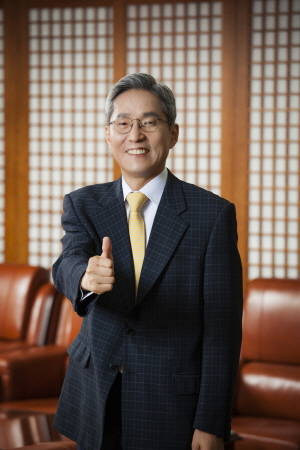 앞서 대우증권 인수에 도전했으나 미래에셋에게 고배를 마신 KB금융그룹은 현대증권을 품에 안고 시너지 효과를 극대화한다는 전략이다. 사진은 윤종규 KB금융 회장. (사진=KB금융)