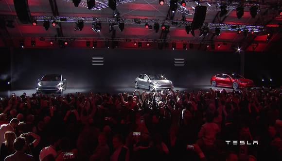 지난 31일(미국 동부시간) 모델 3 공개 행사에서 3가지 색상의 ‘모델 3’가 공개되자 참가자들이 환호하고 있다. (사진=테슬라 홈페이지)