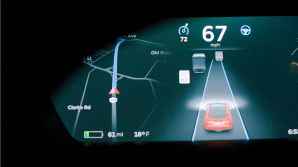 ‘모델 S’에 적용된 오토파일럿 실행 모습. (사진=테슬라 홈페이지)