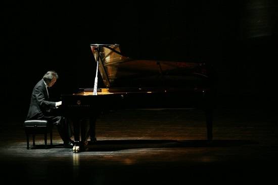 건반위의 구도자 백건우의 피아노 연주 모습(사진= 김포문화재단)