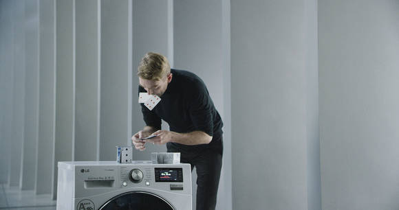 ‘카드쌓기’ 세계기록 보유자 브라이언 버그가 LG 저진동 드럼세탁기 위에 3.3m 높이의 카드탑을 쌓고 있다. (사진제공=LG전자)