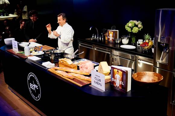 삼성 ‘클럽 드 셰프’의 멤버인 미슐랭 스타 셰프 ‘다니엘 블뤼’가 냉장고와 오븐을 비롯한 삼성 슈퍼 프리미엄 ‘셰프컬렉션’ 제품들을 활용해 요리 시연을 하고 있다. (사진제공=삼성전자)