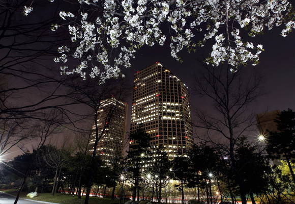 LG전자가 지난 7일부터 여의도 LG트윈타워에서 점등광고 ‘G5 타임’을 실시하고 있다. LG트윈타워 서관의 실내조명이 ‘G5’를 형상화하고 있는 모습. (사진제공=LG전자)