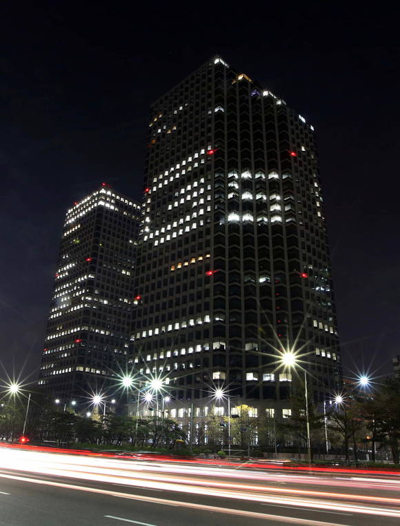 LG트윈타워 서관의 실내조명이 ‘G5’ 문구를 만들었다. (사진제공=LG전자)