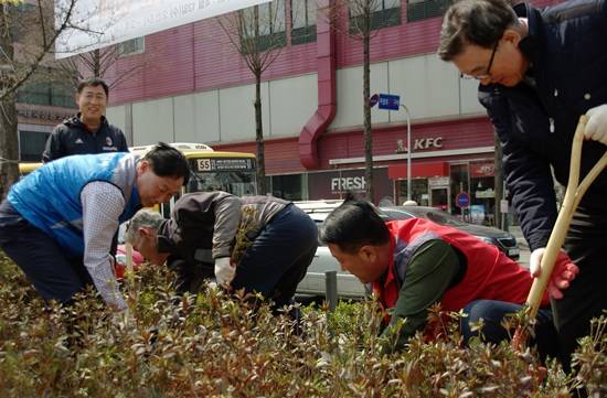김포도시공사는 박상환 사장 등 임직원들과 노조집행부가 함께 노사화합식목행사를 개최해 나무를 심고 있다.(사진= 김포도시공사)