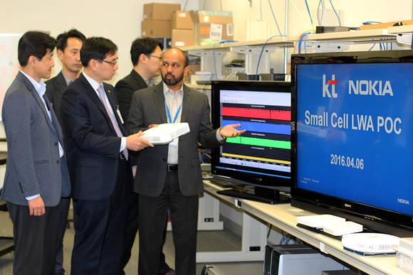 KT 현장기술지원단장 김영식 상무와 직원들이 미국 노키아 랩에서 스몰셀 시연 결과를 확인하고 있다. (사진제공=KT)