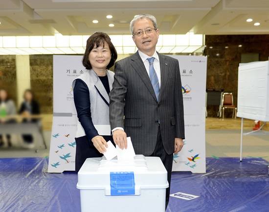 이재홍 파주시장 내외가 8일 사전투표를 하고 있다.(사진= 파주시)