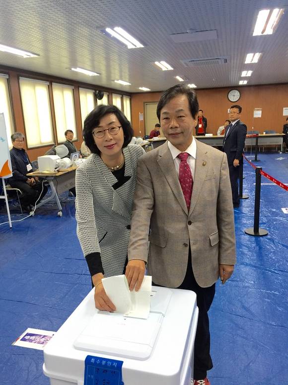 경북 고령군·성주군·칠곡군 선거구 새누리당 이완영 후보(現국회의원, 새누리당 노동위원장)는 4월 9일(토) 오전, 거주지인 왜관읍 칠곡문화원에서 배우자 이은미와 함께 사전 투표를 했다.(사진제공=이완영의원실)