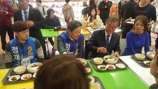 더불어민주당 문재인 전 대표가 서정초등학교 앞 방사선 제조업체 포스콤 문제에 대해 듣고 있다.(사진= 김진부 기자)