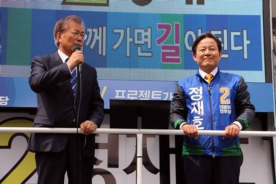 문재인 전 대표가 정재호 후보를 지지해 달라며 유세하고 있다.(사진= 정재호 사무소)