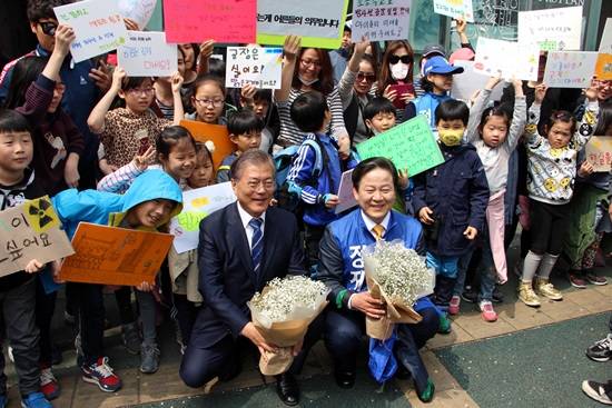 더불어민주당 문재인 전 대표가 고양시을 선거구 정재호 후보를 방문해 서정초등학교 학생들 및 학부모들과 기념촬영했다. 서정초등학교 학생들은 학교 앞 불과 18미터 앞에 방사선장치제조공장이 건설되고 있어 반대 운동을 펼치고 있고 정 후보가 적극적으로 이 문제를 해결하기 위해 노력하고 있다.(사진= 정재호 사무소)