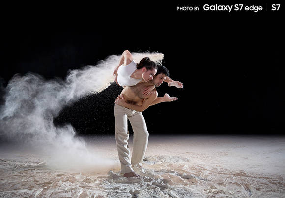 ‘갤럭시 S7’의 혁신적인 카메라로 세계적인 무용단 네덜란드 댄스 시어터의 역동적인 퍼포먼스를 촬영한 실제 사진. (사진제공=삼성전자)