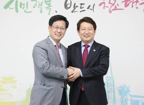 최성 고양시장이 권영진 대구광역시장과 상호 교류협력하기로 했다.(사진= 고양시)