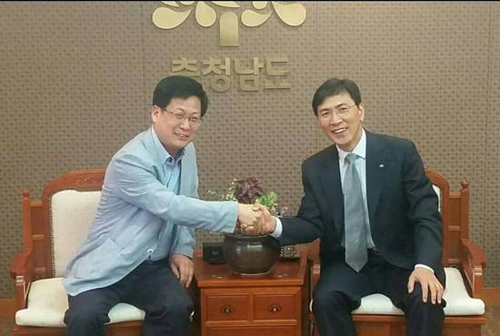 최성 고양시장이 안희정 충남도지사와 꽃박람회 MOU 등 교류협력을 다짐하며 악수하고 있다.