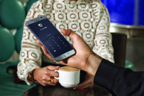 ‘갤럭시 S7 엣지’에서 ‘녹스(KNOX) 2.6’을 사용하는 모습. (사진제공=삼성전자)