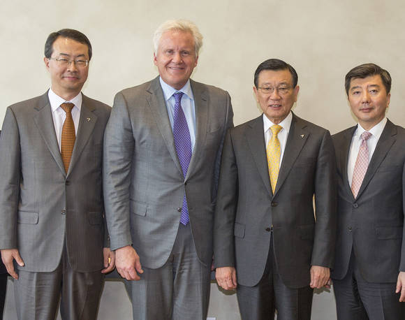 박삼구 회장과 GE 이멜트 회장 등이 환담을 마친 후 기념촬영을 하고 있다. (오른쪽부터 강성욱 GE코리아 총괄대표, 박삼구 금호아시아나그룹 회장, 제프리 이멜트 GE 회장, 김수천 아시아나항공 사장). (사진제공=금호아시아나그룹)