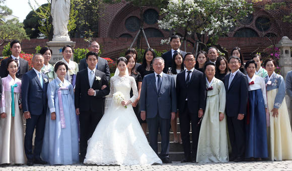 정몽구 현대자동차그룹 회장이 15일 서울 명동성당에서 열린 장녀 정성이 이노션 고문의 아들 선동욱 씨의 결혼식에 참석해 기념촬영 하고 있다. (사진=연합뉴스)