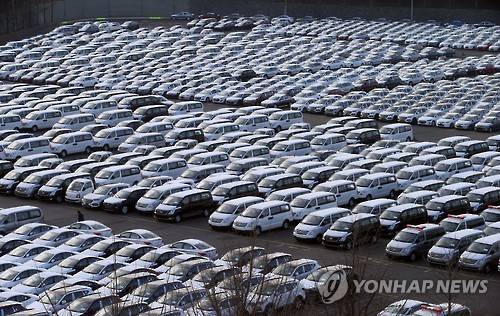 현대자동차 울산공장 야적장에 출고를 기다리는 차량이 줄지어 서 있다. (사진=연합뉴스)