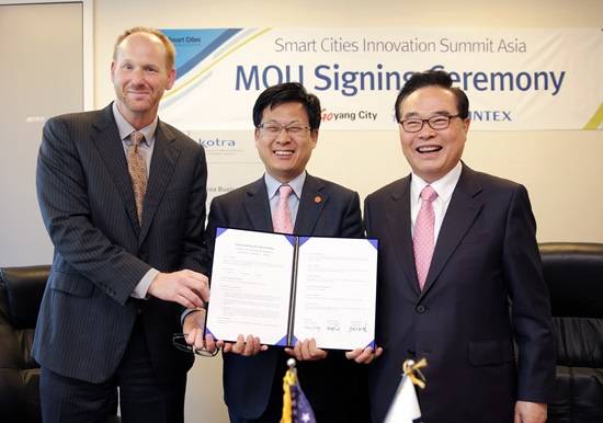 최성 고양시장이 뉴욕에서 킨텍스 임창렬 대표가 참석한 가운데 미국 현지의 그로벌 전시기획사와 3자 MOU를 체결하고 기념촬영하고 있다.(사진= 고양시)