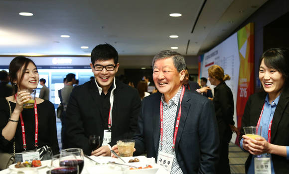 구본무 LG 회장이 17일 미국 샌프란시스코에서 열린 ‘LG 테크노 콘퍼런스’에서 미주지역에서 유학 중인 R&D 석박사 인재들과 대화를 나누고 있다. (사진제공=LG그룹)