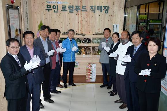 ‘무인 로컬푸드 직매장 6호점’ 개소식에 민형배 광산구청장, 이흥묵 농협중앙회 광주지역본부장, 김익찬 평동농협 조합장, 최남하 NH농협은행 첨단지점장, 오효열 광주시농민회장 등이 참석해 개소식을 축하하고 있다.(사진=광산구)