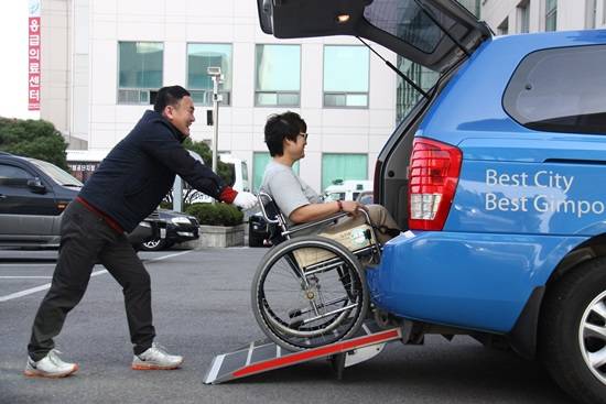 교통약자가 특별교통수단을 이용하고 있다.(사진= 김포도시공사)