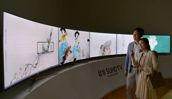 김홍도 ‘마상청앵’, 신윤복 ‘연소답청’. (사진제공=삼성전자)