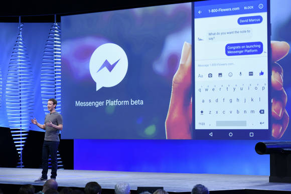 지난 12일 페이스북 최고경영자 마크 저커버그가 개발자 회의 ‘F8'에서 ‘챗봇’을 소개하고 있다. (사진=매셔블)