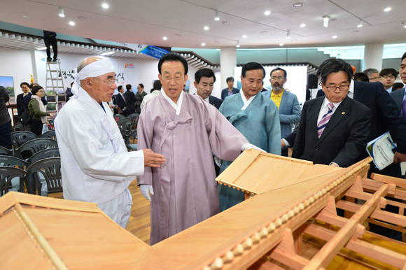 경상북도(가운데 김관용도지사)가 전통한옥의 아름다운 멋과 정체성을 계승하면서도 현대생활에 편리하고 저렴하게 지을 수 있는 ‘경북형 한옥’모델 32점을 경상북도건축사회와 공동으로 개발하여 도민들에게 공개했다.(사진제공=경북도)