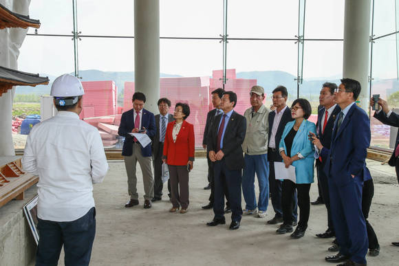 신라왕경사업의 일환으로 추진중인 황룡사 역사문화관 건립 현장을 둘러보고 있다.(사진제공=경주시의회)