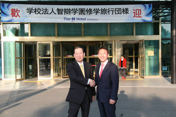 김석기(새누리당 국회의원 당선인)는 19일 경주 더K호텔(보문단지내)에서 치벤학원 수학여행단 600여명과 함께 경주를 찾은 후지타 키요시 이사장과 만남을 가졌다.(사진제공=김석기의원사무실)
