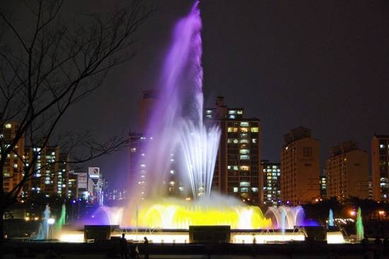 고양국제꽃박람회 기간 호수공원 노래하는 분수대 특별공연이 매일 펼쳐질 예정이다.(사진= 고양도시관리공사)