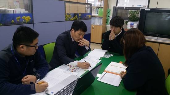 고양시 정책기획담당관실의 정책평가팀 담당자가 각 부서를 방문해 공약컨설팅을 진행하고 있다.(사진= 고양시)