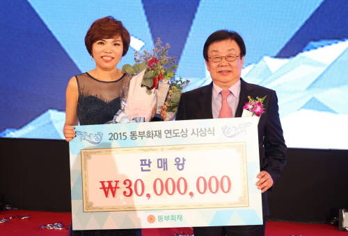 김정남 동부화재 사장(사진 오른쪽)과 2015 판매왕 허순남 PA가 기념촬영을 하고 있다. (사진=동부화재)