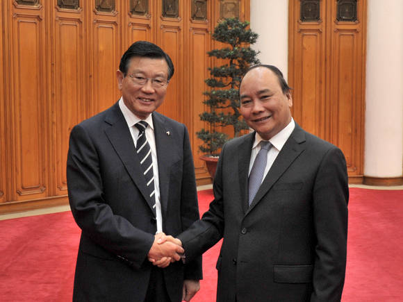 박삼구 금호아시아나그룹 회장(왼쪽)이 20일(현지시각) 오후 베트남 하노이 총리공관에서 응웬 쑤언 푹 신임 총리와 함께 기념사진을 찍고 있다. (사진제공=금호아시아나그룹)