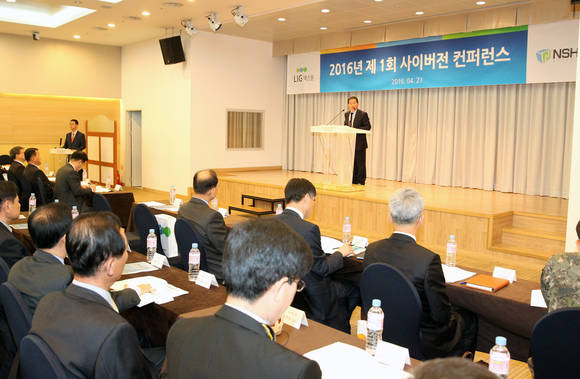 21일 국방컨벤션센터에서 개최된 '2016년 제1회 사이버전 컨퍼런스'에서 이효구 LIG넥스원 대표이사가 개회사를 하고 있다. (사진제공=LIG넥스원)