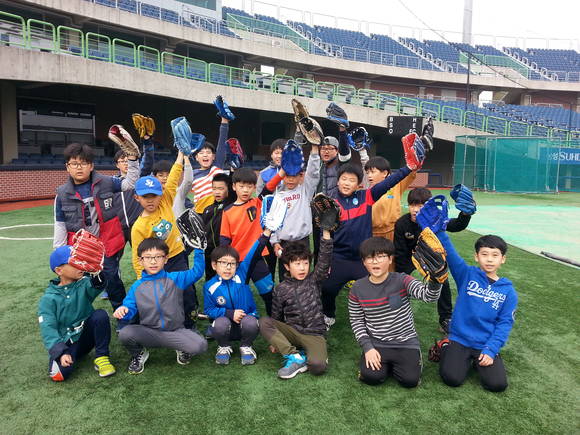 포항시시설관리공단(이사장 김흥식)은 포항야구장 꿈나무야구교실 5월 수강생을 모집한다.(사진제공=포항시)