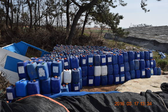 목포경찰서가 적발한 불법 보관중인 염산.