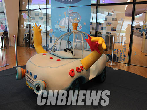 전시장 입구에 설치된 ‘우주별 자동차’. (사진=정의식 기자)