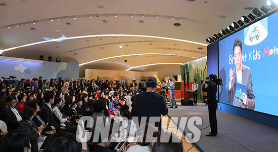 축사를 하는 조원홍 현대차 마케팅사업부장과 경청하는 관객들. (사진=정의식 기자)