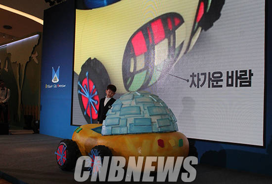 자신이 상상한 ‘이글루 자동차’를 직접 몰고 무대에 등장한 한석원 어린이. (사진=정의식 기자)
