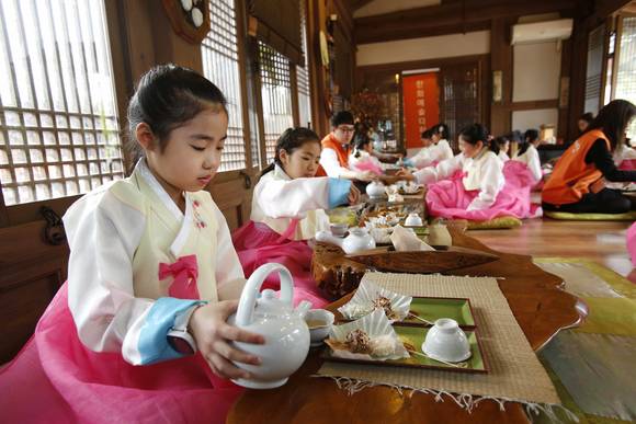 21일 서울 남산국악당 체험실에서 전통문화예술교육사업인 ‘한화예술더하기’ 사회공헌 활동에 참석한 한화그룹 임직원 봉사자들과 아동들이 다도체험 활동에 참여하고 있다. (사진제공=한화그룹)