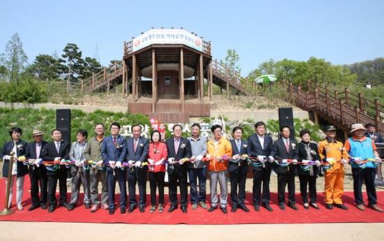 고양 행주산성 역사공원 준공식 테이프 커팅 장면(사진= 고양시)