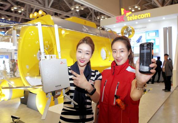 26일 제2회 대한민국 해양안전 엑스포가 열린 부산 벡스코에서 모델들이 관련 장비들을 선보이고 있다. (사진제공=SK텔레콤)