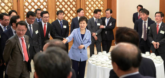 박근혜 대통령이 26일 낮 청와대에서 중앙언론사 편집·보도국장 오찬 간담회에 참석, 참석자들과 대화하고 있다. (사진=연합뉴스)