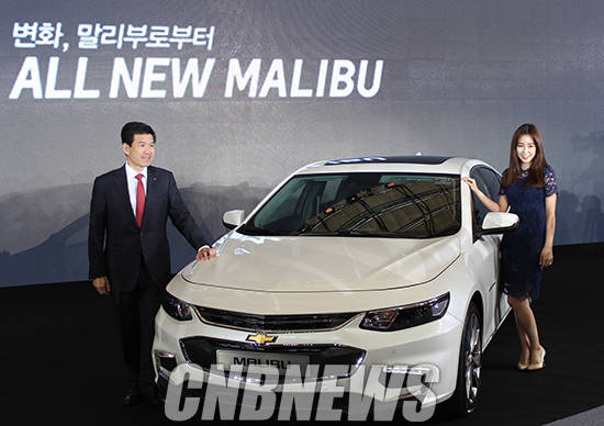 ‘신형 말리부’ 앞에서 포즈를 취한 제임스 김 한국지엠 사장과 이날 행사의 사회를 맡은 최희 아나운서. (사진=정의식 기자)